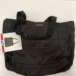 Voyager travel tote with tag